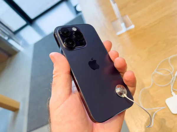 Paris France Sep 2022 Pov Hands New Apple Computers Iphone — 스톡 사진