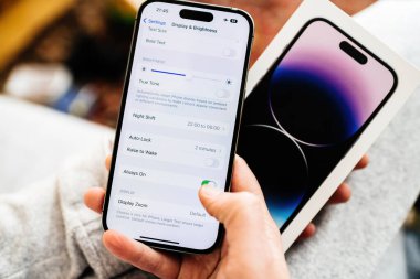 Londra, Birleşik Krallık - Bölüm 28, 2022: POV 'lu kadın, Apple Computers tarafından yeni piyasaya sürülen iPhone 14' ü elinde tutuyor - her zaman görüntüyü açıyor