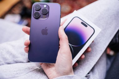 Londra, Birleşik Krallık - Bölüm 28, 2022: POV 'lu kadın, Apple Computers tarafından yeni piyasaya sürülen iPhone 14' ü gösteren paketi tutuyor.