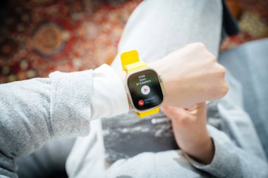 Londra, Birleşik Krallık - Bölüm 28, 2022: POV 'lu kadın yeni Apple Watch serisi Ultra' da dayanıklılık sporu gibi uç aktiviteler için tasarlanmış siren uygulaması güvenlik önlemi
