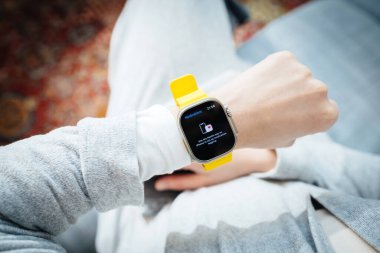 Londra, Birleşik Krallık - Sep 28, 2022: POV 'lu kadın dayanıklılık sporu gibi ekstrem aktiviteler için tasarlanmış Apple Watch Serisi Ultra' nın birden fazla bandını gösteren paketi elinde tutuyor