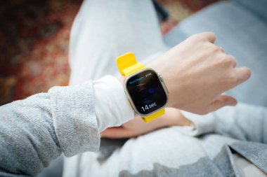Londra, Birleşik Krallık - Bölüm 28, 2022: POV 'lu kadın yeni Apple Watch serisi Ultra takıyor kan oksijeni sağlık uygulamasını ölçüyor
