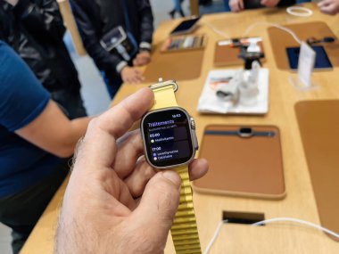 Paris, Fransa - 23 Eylül 2022: Apple Store 'daki müşteri yeni titanyum Apple Watch Ultra tedavi uygulamaları için ilk satış günü
