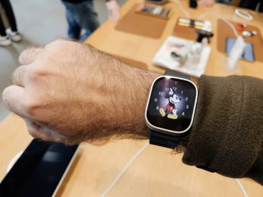 Paris, Fransa - 23 Eylül 2022: Mickey Mouse yeni titanyum Apple Watch Ultra uygulaması dayanıklılık sporları, elit sporcular, öncü sporcular, maceralar gibi uç aktiviteler için tasarlandı