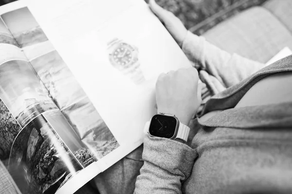 London United Kingdom Sept 2022 Monochrome Image Fashionable Woman Reading — Stock Photo, Image