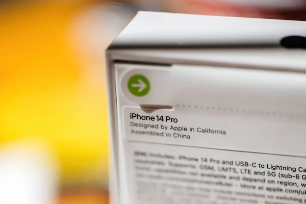 英国伦敦 2022年9月26日 用Apple Computers的纸张安全封条打开最新款Iphone Pro Professional环保包装的标志 — 图库照片
