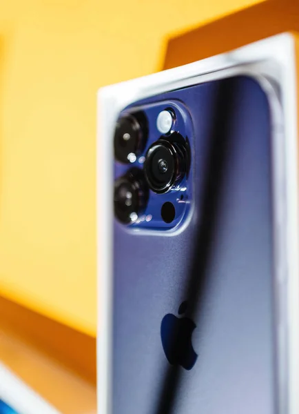ロンドン イギリス 2022年9月26日 AppleコンピュータによるDeep Purple最新Iphone Pro Professionalを搭載したトリプルカメラのクローズアップマクロの詳細 適応型トゥルートーンフラッシュ フォトエンジン ディープ — ストック写真
