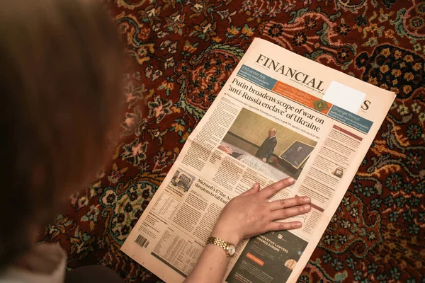 Parijs Frankrijk Sep 2022 Overheadview Vrouw Leest Financial Times Krant — Stockfoto