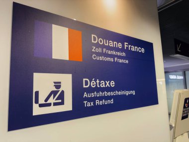 Basel, İsviçre - Eylül 2022: Douane France Zoll Frankreich, Gümrük Fransa Vergi iadesi Basel 'deki uluslararası AIrport' ta