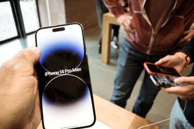 Paris, Fransa - 22 Eylül 2022: Elde en son elma Bilgisayarlı iPhone 14 Pro Max müşteriler yeni ve eski telefonları karşılaştırıyor