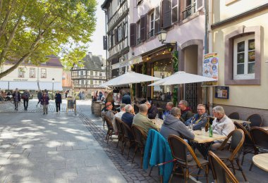 Strasbourg, Fransa - 21 Eylül 2022: Strazburg 'un Petite-France kentindeki yerel terasta bira içen mutlu turistler