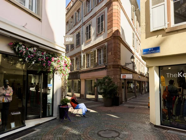 2022年9月21日 法国斯特拉斯堡 男子坐在时装店附近的椅子上 一边在市中心讲智能手机 — 图库照片
