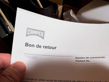 Londra, 20 Ekim 2022: Modern Camper deri ayakkabılarının logotype 'u Won de Retour - İspanya' nın Mallorca şehrinde bulunan ayakkabı firması tarafından üretildi.
