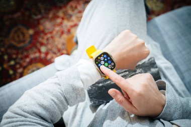 Londra, Birleşik Krallık - Bölüm 28, 2022: POV 'lu kadın yeni Apple Watch Serisi Ultra' da, dayanıklılık sporu gibi ekstrem aktiviteler için elle seçilen uygulama