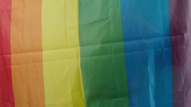 LGBTQ bayrağı eşcinselleri temsil ediyor. Eşcinsel gökkuşağı bayrağı sallanıyor. Igbtq bayrağı rüzgarda dalgalanıyor. Lezbiyen bayrağı. Gökkuşağı Bayrak Döngüsü 4K. Gerçek kumaş 7 renk. Homofobiğe Karşı Uluslararası Gün