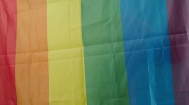 LGBTQ bayrağı eşcinselleri temsil ediyor. Eşcinsel gökkuşağı bayrağı sallanıyor. Igbtq bayrağı rüzgarda dalgalanıyor. Lezbiyen bayrağı. Gökkuşağı Bayrak Döngüsü 4K. Gerçek kumaş 7 renk. Homofobiğe Karşı Uluslararası Gün