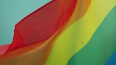 LGBTQ bayrağı eşcinselleri temsil ediyor. Eşcinsel gökkuşağı bayrağı sallanıyor. Igbtq bayrağı rüzgarda dalgalanıyor. Lezbiyen bayrağı. Gökkuşağı Bayrak Döngüsü 4K. Gerçek kumaş 7 renk. Homofobiğe Karşı Uluslararası Gün