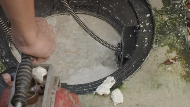 Kanalreinigung Klempner Repariert Verstopften Fettabscheider Mit Schneckenmaschine Wartung Der Kanalisation — Stockvideo