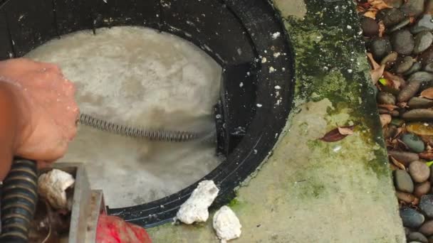 Kanalizasyon Temizliği Tesisatçı Tıkanmış Yağ Tutucuyu Makineyle Tamir Ediyor Profesyonel — Stok video