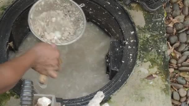 Czyszczenie Odpływu Hydraulik Naprawiający Zatkany Tłuszcz Pomocą Ślimaka Konserwacja Kanalizacji — Wideo stockowe