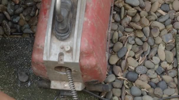 세탁소 굴착기는 기계로 응고된 그리스 트랩을 수리한다 시스템 배관공에 사용하여 — 비디오