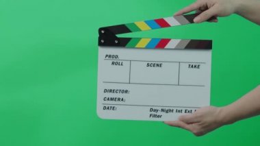 Alkış tahtası çarpıyor. Sinema filmi tabelası. Mavi ya da yeşil ekran renk arkaplanı üzerindeki boş film sayfasını kapatıyorum. Video prodüksiyonu için film tahtası kesme. film ya da film çekimi.