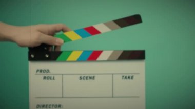 Alkış tahtası çarpıyor. Sinema filmi tabelası. Mavi ya da yeşil ekran renk arkaplanı üzerindeki boş film sayfasını kapatıyorum. Video prodüksiyonu için film tahtası kesme. film ya da film çekimi.