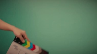 Alkış tahtası çarpıyor. Sinema filmi tabelası. Mavi ya da yeşil ekran renk arkaplanı üzerindeki boş film sayfasını kapatıyorum. Video prodüksiyonu için film tahtası kesme. film ya da film çekimi.