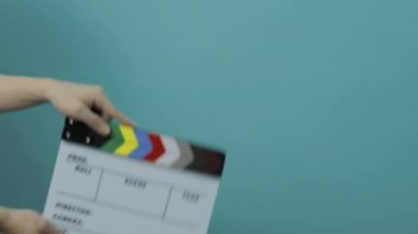 Alkış tahtası çarpıyor. Sinema filmi tabelası. Mavi ya da yeşil ekran renk arkaplanı üzerindeki boş film sayfasını kapatıyorum. Video prodüksiyonu için film tahtası kesme. film ya da film çekimi.