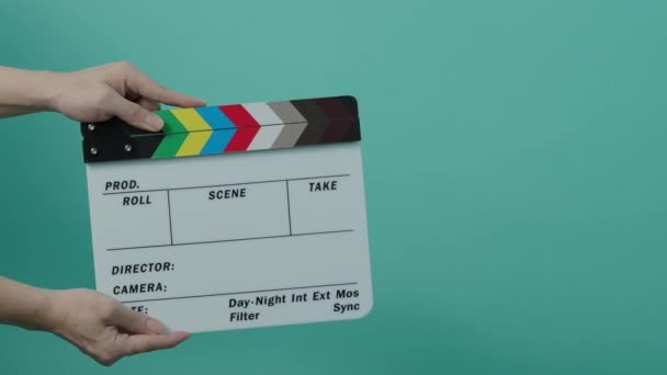 触控板击中 电影片断 在蓝色或绿色屏幕的背景上紧密地拍击空白底片 进进出出的胶片板切割用于视频制作 电影或电影拍摄 — 图库视频影像