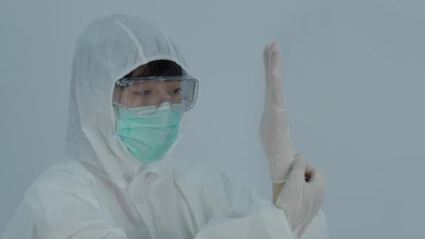 戴手套 医生与Ppe和面具穿着橡胶硝酸铵手手套 医生戴手套的镜头孤立的白色背景复制空间 保健保护大肠癌流行概念 — 图库视频影像