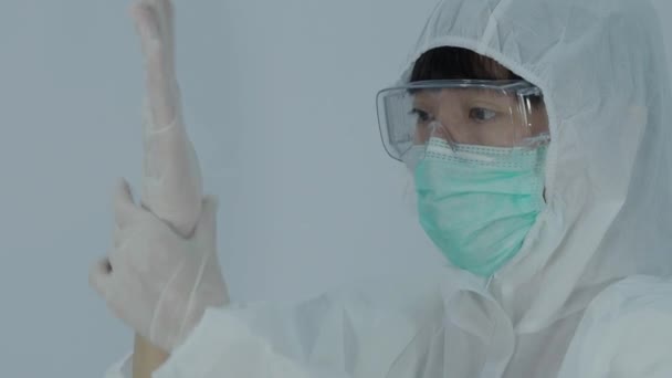 Handschoenen Dragen Dokter Met Ppe Masker Dragen Rubberen Nitrillen Handschoen — Stockvideo