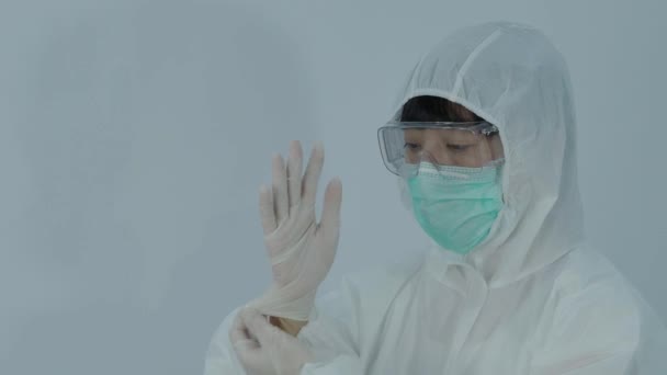 Kesztyűt Visel Orvos Egyéni Védőeszközzel Maszkkal Gumikesztyűt Visel Doki Felvette — Stock videók