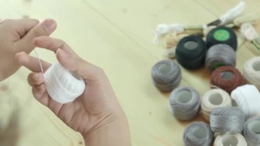 Kadın eli işlemeli nakış. El işi ve kadın eli. El işi iplik iğnesiyle örülmüş. Tahta çerçeve nakışlı halka. İğne işçiliği Covid 19 karantina eğlence konsepti.