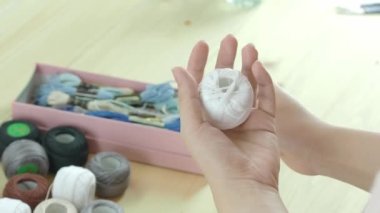 Kadın eli işlemeli nakış. El işi ve kadın eli. El işi iplik iğnesiyle örülmüş. Tahta çerçeve nakışlı halka. İğne işçiliği Covid 19 karantina eğlence konsepti.