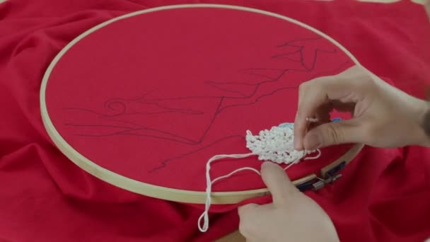 Вишивати Допомогою Жіночого Одягу Реміснича Робота Жіночі Руки Роботи Обробці — стокове відео