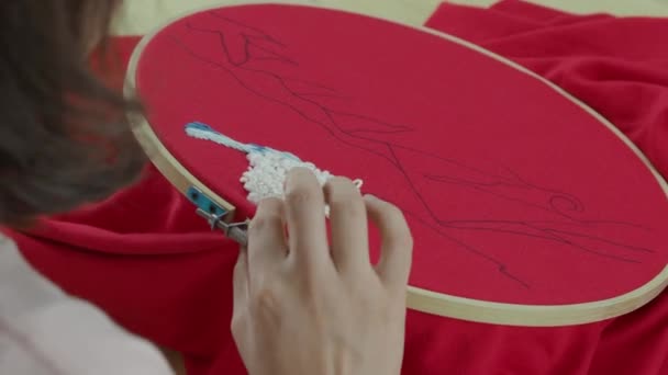 女性の手で刺繍ミシン 工芸品や女性の手 糸針縫いニットによる手芸 木枠刺繍フープ Covid 19隔離レジャーコンセプトを作成する針仕事工芸品 — ストック動画