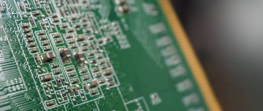 Yarı iletken. Bilgisayarın yeşil anakartında bulunan işlemci çipi. Yarı iletken ana kart devre kartı. Çip pcb teknolojisi üreten yüksek teknoloji bilgisayar panosu. Akıllı telefon seni çip..