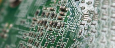 Yarı iletken. Bilgisayarın yeşil anakartında bulunan işlemci çipi. Yarı iletken ana kart devre kartı. Çip pcb teknolojisi üreten yüksek teknoloji bilgisayar panosu. Akıllı telefon seni çip..