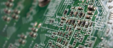 Yarı iletken. Bilgisayarın yeşil anakartında bulunan işlemci çipi. Yarı iletken ana kart devre kartı. Çip pcb teknolojisi üreten yüksek teknoloji bilgisayar panosu. Akıllı telefon seni çip..