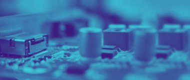 Yarı iletken. Bilgisayarın yeşil anakartında bulunan işlemci çipi. Yarı iletken ana kart devre kartı. Çip pcb teknolojisi üreten yüksek teknoloji bilgisayar panosu. Akıllı telefon seni çip..