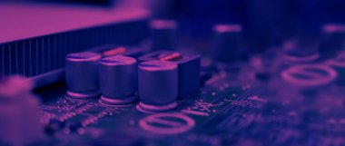 Yarı iletken. Bilgisayarın yeşil anakartında bulunan işlemci çipi. Yarı iletken ana kart devre kartı. Çip pcb teknolojisi üreten yüksek teknoloji bilgisayar panosu. Akıllı telefon seni çip..