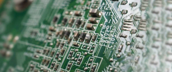 Yarı iletken. Bilgisayarın yeşil anakartında bulunan işlemci çipi. Yarı iletken ana kart devre kartı. Çip pcb teknolojisi üreten yüksek teknoloji bilgisayar panosu. Akıllı telefon seni çip..