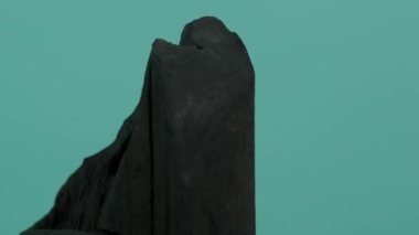 Ahşap kömür. Mavi yeşil ekranda siyah kömür. Izgara ya da endüstri için kullanılır. Doğal odun kömürü. Siyah karbon rezidansı güçlü ısıtmalı ahşap tarafından üretilir. Izgara barbekü için.. 