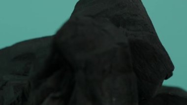 Ahşap kömür. Mavi yeşil ekranda siyah kömür. Izgara ya da endüstri için kullanılır. Doğal odun kömürü. Siyah karbon rezidansı güçlü ısıtmalı ahşap tarafından üretilir. Izgara barbekü için.. 