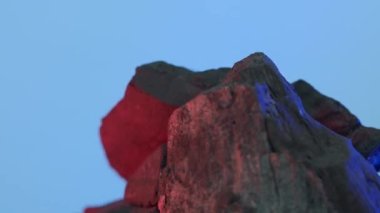 Ahşap kömür. Mavi yeşil ekranda siyah kömür. Izgara ya da endüstri için kullanılır. Doğal odun kömürü. Siyah karbon rezidansı güçlü ısıtmalı ahşap tarafından üretilir. Izgara barbekü için.. 