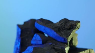 Ahşap kömür. Mavi yeşil ekranda siyah kömür. Izgara ya da endüstri için kullanılır. Doğal odun kömürü. Siyah karbon rezidansı güçlü ısıtmalı ahşap tarafından üretilir. Izgara barbekü için.. 