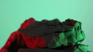 Ahşap kömür. Mavi yeşil ekranda siyah kömür. Izgara ya da endüstri için kullanılır. Doğal odun kömürü. Siyah karbon rezidansı güçlü ısıtmalı ahşap tarafından üretilir. Izgara barbekü için.. 