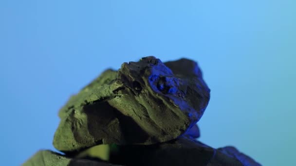 Holzkohle Schwarze Kohle Auf Blauem Grünen Bildschirmhintergrund Wird Zum Kochen — Stockvideo
