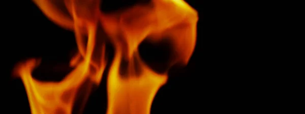 火災の背景 抽象燃焼炎と黒の背景 燃焼の力とは スパイシーな魅惑的な官能的または燃焼燃料の熱を意味する 火の事件は全てを破壊する — ストック写真